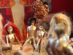 sculpture- 7 barbies party 9